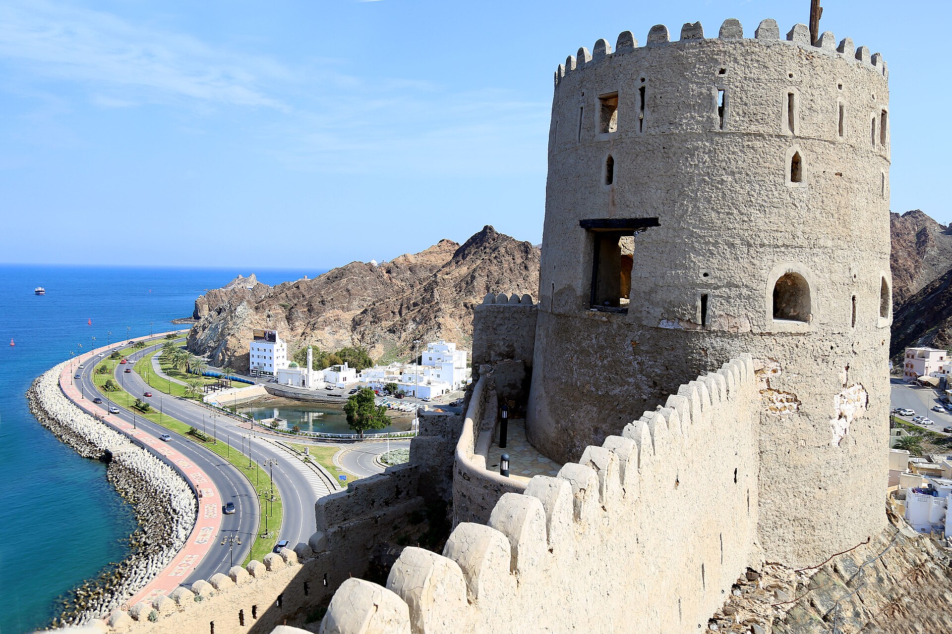Muttrah Fort on its rocky ridge above the corniche